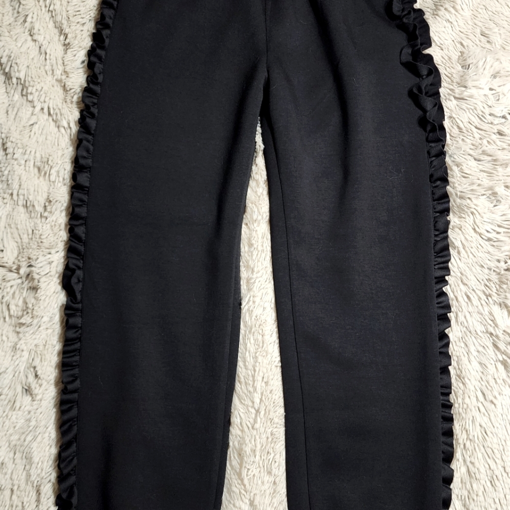 NWOT BLACK PANTS SIZE S WITH RUFFLE DETAIL ALONG THE SIDE.